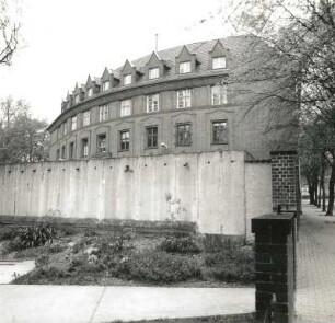 Calau, Karl-Marx-Straße 130. Verwaltungsgebäude (Polizeibehörde, sogenanntes Kreishaus. 1924/1926; Thiede). Straßenansicht der Hofseite mit Hofmauer