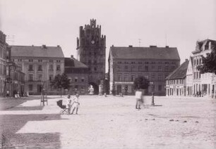 Bartenstein, Markt : Bartenstein (Bartoszyce/Polen). Markt. Ansicht mit Heilsberger Tor