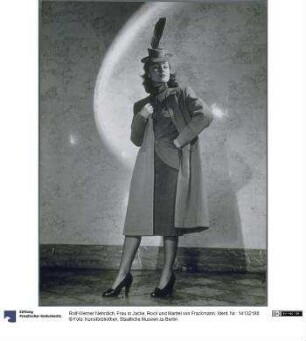 Frau in Jacke, Rock und Mantel von Frackmann