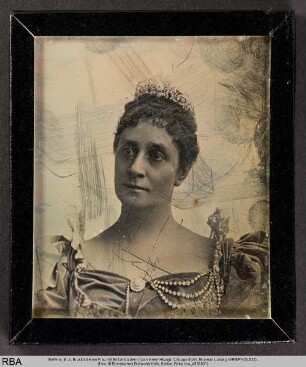 Brustbild einer Frau mit Brillantdiadem (nach einem Abzug)