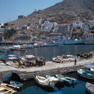 Insel Hydra. Hafen- und Hauptstadt an der Nordküste. Touristenplatz in der Mittagszeit