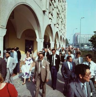 Tagung der Nationalen Forschungs- und Gedenkstätten (NFG) in Berlin 1986, Kranzniederlegung am Mahnmal Unter den Linden