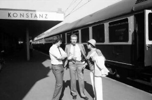 Konstanz: Gruppen um den Rheingold-Salonwagen
