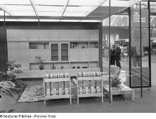 Ausstellungskoje mit Wohnzimmermöbeln des VEB Möbelkombinat Eisenberg