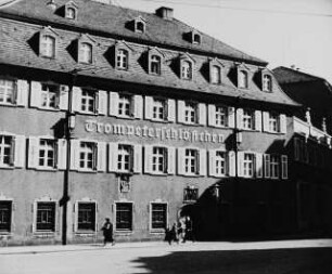 Szene aus dem Dokumentarfilm "Gaststätten in Dresden": Außenansicht des Hotel/Restaurants "Trompeterschlößchen"