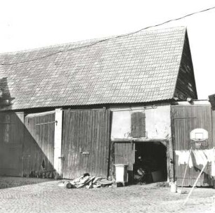 Markranstädt-Schkölen, An der Linde 3. Dreiseithof (1886/1900). Scheune. Hofansicht