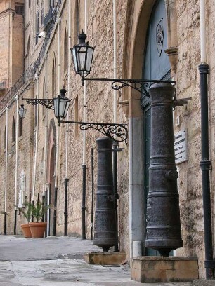Palermo, zwei historische Kanonen vor dem Eingang zum Museum im ehemaligen normannischen Königsschloss, Palazzo Reale