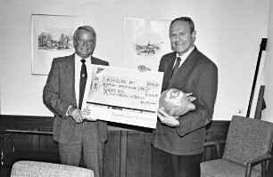 Scheckübergabe von Helmuth Rieken, Vorsitzender des Vereins für Leibesübungen (VfL) Tremsbüttel, an Kreispräsident Hubert Priemel für den United Nations International Children's Emergency Fund (UNICEF) über 1000 DM im Stormarnhaus