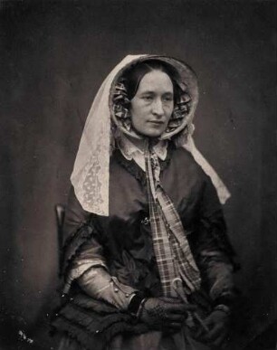 Porträt einer Frau mit Spitzenhandschuhen