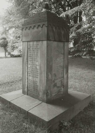 Denkmal für die Gefallenen des 1. Weltkrieges : Denkmal für die Gefallenen des 1. Weltkrieges. Sandstein (nach 1918). Bertsdorf-Hörnitz, Zittauer Straße