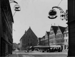 Bad Mergentheim/Tauber (Würtemberg). Marktplatz mit dem, von 1562-1564 errichteten, Alten Rathaus. Im Vordergrund Zunftzeichen