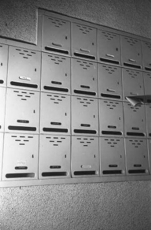 Briefkästen in Wohnhäusern.