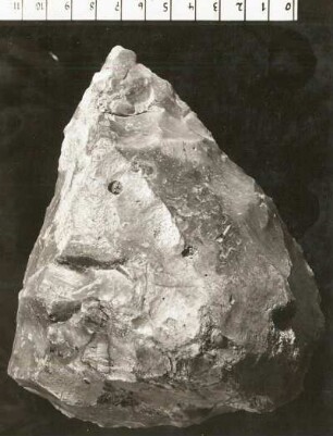 Faustkeil : Ansicht von oben, archäologischer Fund