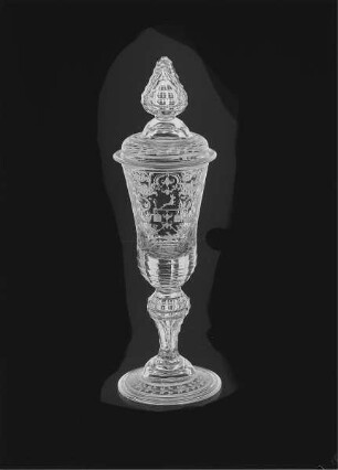 Deckelpokal (mit Laub- und Bandelwerk, Blütenfestons, Tieren und kalligraphischen Schnörkeln) aus Schloß Dahlen