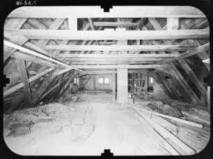Ranis. Burg (Erwähnung 1199, 13./14. Jh.). Dachboden
