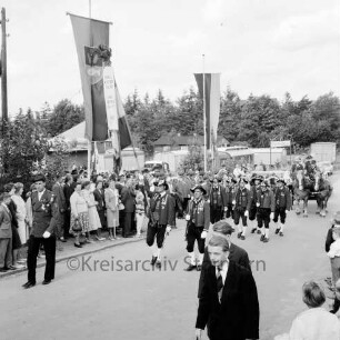 Schützenfest: Veranstalter Schützenverein Reinfeld und Umgebung von 1954 e.V.: Umzug: Tiroler Schützen der Schützenkompanie Wilten (bei Innsbruck) marschieren mit Fahnen: dahinter Pferdekutsche: an den Straßenrändern Zuschauer, Fahnenschmuck: hinten Festplatz an der Ahrensböker Straße, 9. September 1962