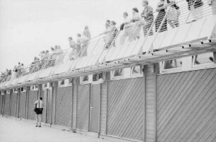 Freiburg: Seepark, Open Air Classic Konzert, Zaungäste am Stadion Balkon
