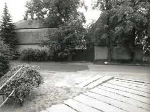 Niederlichtenau-Merzdorf. Vierseithof Nummer 39. Wohnstallhaus und Seitengebäude