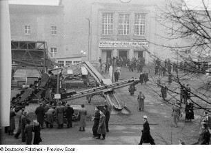 Förderbandanlagen vor der Messehalle auf der Frühjahrsmesse