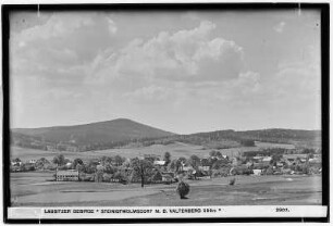 Lausitzer Gebirge. Steinigtwolmsdorf (obersorbisch Wołbramecy) mit dem Valtenberg (589 Meter)