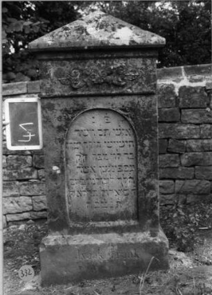 Grabstein 332 (Index: 100087917) Maße HxBxT: 140x65x30 cm: Grabstein 332