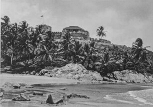 Fort Groß Friedrichsburg : Blick über den Strand auf die Ruine von Fort Groß-Friedrichsburg