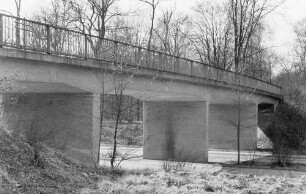 Überführung der K 3501 Büchenau - Untergrombach in km 612,402 Abgebrochen anläßlich des sechsspurigen Ausbaues 1974.
