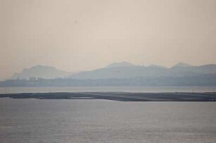 Nizza - Landebahn : Blick über die Bucht von Nizza zur Landebahn des Flughafens am Abend, aufgenommen 2006