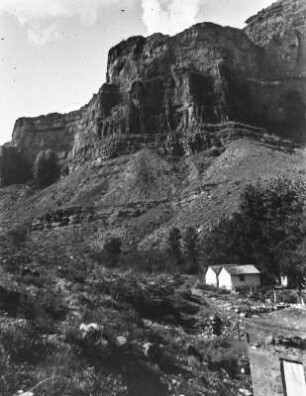 Indian Garden im Grand Canyon : Blick auf eine Felsformation im Grand Canyon mit Gebäuden davor