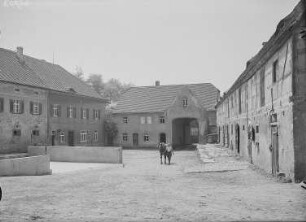 Gastewitz, Hof Carl Spenke, Hofinneres Dungplatte