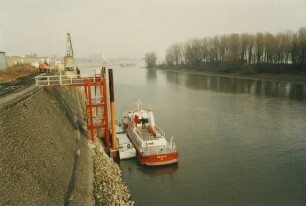 Feuerwehranlegeturm im Hafen Neuss/Rhein