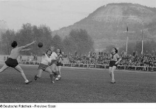 Handballspielerinnen bei einem Spiel auf dem Feld der Sportschule