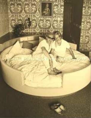 Ehepaar in einem Zimmer im Hotel Neptun in Warnemünde
