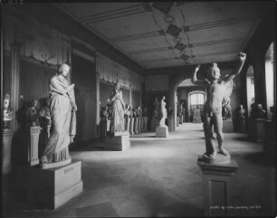 Dresden. Japanisches Palais. Saal 6, Antikensammlung, Saal der Herkulanerinnen, Raumgestaltung von Gottfried Semper
