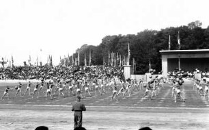 Sportveranstaltung auf der Reichsnährstandausstellung 1939 : Eine Gymnastik-Sportveranstaltung auf dem Großen Ring im Rahmen der 5. Reichsnährstand-Ausstellung 1939 in Leipzig.