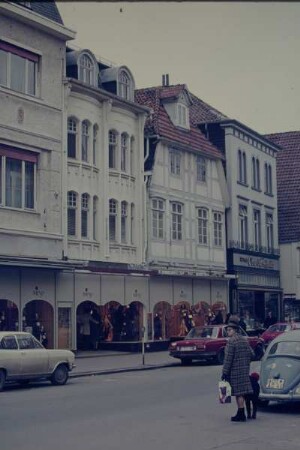 Lange Straße, Detmold, Modehaus Wiese, daneben Oberschorfheide; farbig