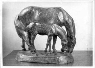 Weidende Stute mit Fohlen. Bronze; H. 27,5 cm (vor 1945; E. Richter). Dresden-Striesen, Borsbergstraße 11, Atelier der Bildhauerin