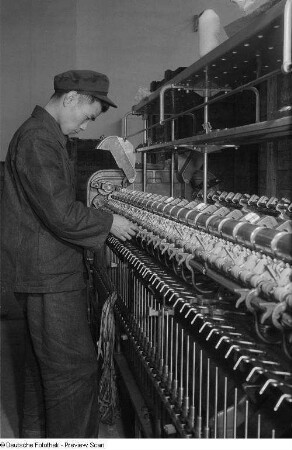 Eine Textilmaschine der chinesischen Sektion im Rahmen der Vorbereitungen zur Leipziger Frühjahrsmesse