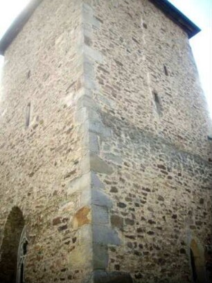 Ried-Kirchturm von Nordosten-Spätgotischer Neubau (auf Frühgotischem Vorgänger) als Chorturm mit Turmchor sowie Schießscharten (Schlitzscharten) in den Mittelgeschossen