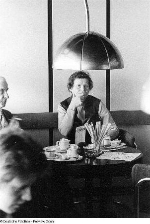 Frau im Eiscafé Kristall