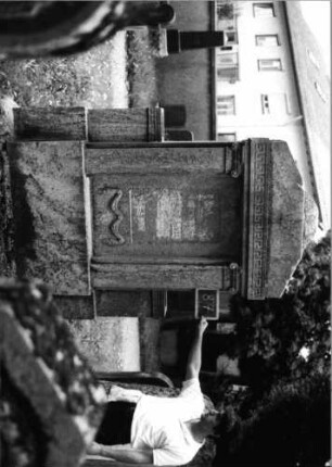 Grabstein 87 (Index: 100089391) Zustand: stark verwittert Maße HxBxT: 244x167x22 cm: Grabstein 87