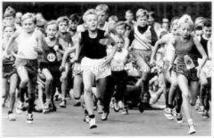 Kinder laufen um die Wette (Altersgruppe 18-21)