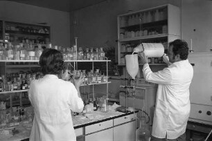 Untersuchung von Milch auf eventuellen Jod-131-Gehalt aus radioaktivem Niederschlag nach dem jüngsten chinesischen Wasserstoffbomben-Test beim Kernforschungszentrum Karlsruhe