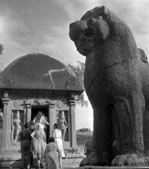 Tempelanlage, Besuchergruppe am Eingang, davor Skulptur eines Löwen : Kanchipuram (Indien). Tempelanlage, Besuchergruppe am Eingang, davor Skulptur eines Löwen