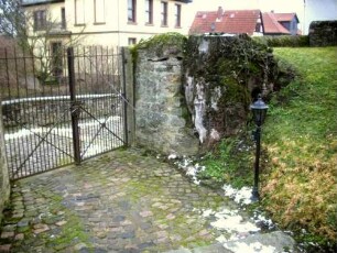 Kirchhof im Norden mit Zugang - Mauerreste eines früheren Kammertors mit Zangenmauern - im 19 Jh Toranlage sowie Wehrgang der Kirchhofmauer abgetragen