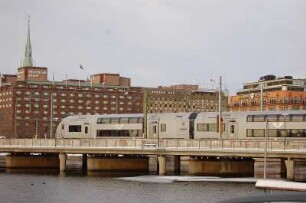 Stockholm - Zug Richtung Bahnhof : Zug fährt Richtung Centralstationen, hinten Sheraton-Hotel, aufgenommen 2006 in Stockholm