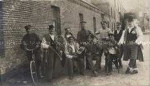 Soldaten mit Musikinstrumenten und Kostümierung