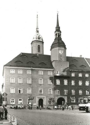 Roßwein, Markt 4. Rathaus (1. H. 16. Jh. beg., Neubau 1862). Haupteingangsfront