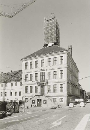 Bischofswerda, Altmarkt 1. Rathaus (1818; G. F. Thormeyer) mit eingerüstetem Dachreiter. Marktseite von Südost