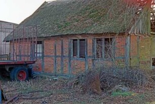 vor Drahtmühle: Fachwerkkate mit Reetdach: in Verfall: Traufseite